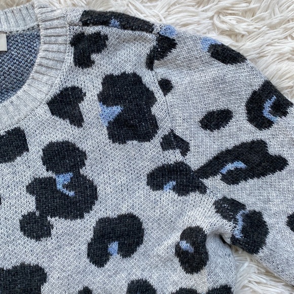 🎉HP🎉 Loft Crewneck Leopard Sweater 💗 Gray & Blue - Picture 6 of 12